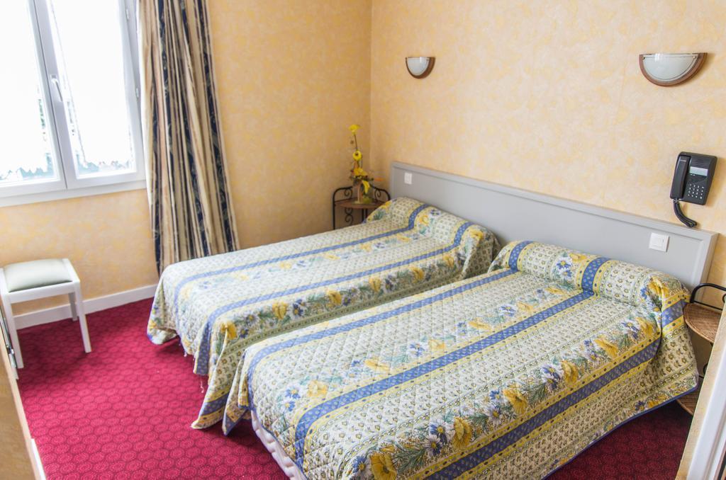 Hotel De La Gare Dol-de-Bretagne Bagian luar foto