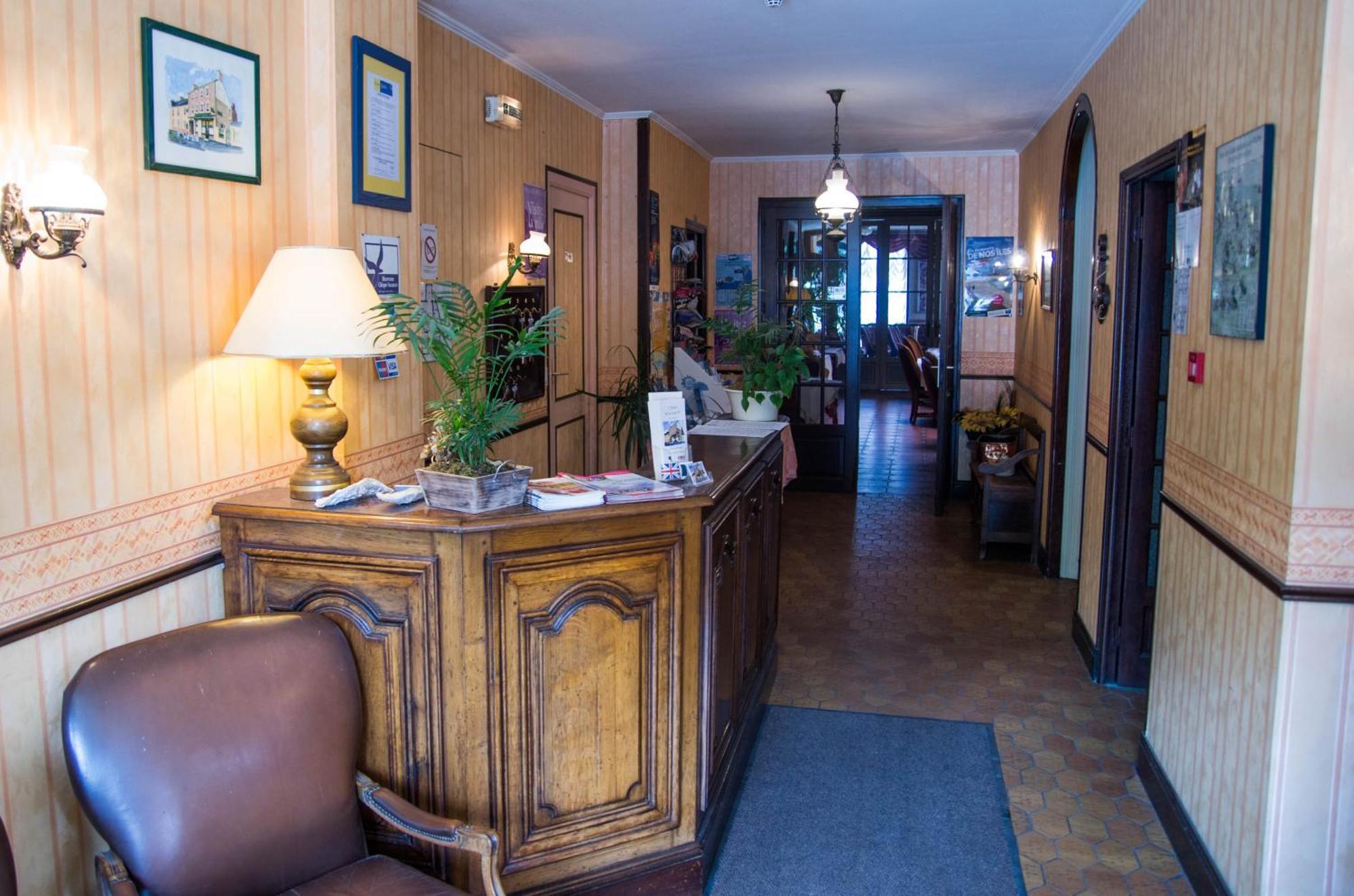 Hotel De La Gare Dol-de-Bretagne Bagian luar foto
