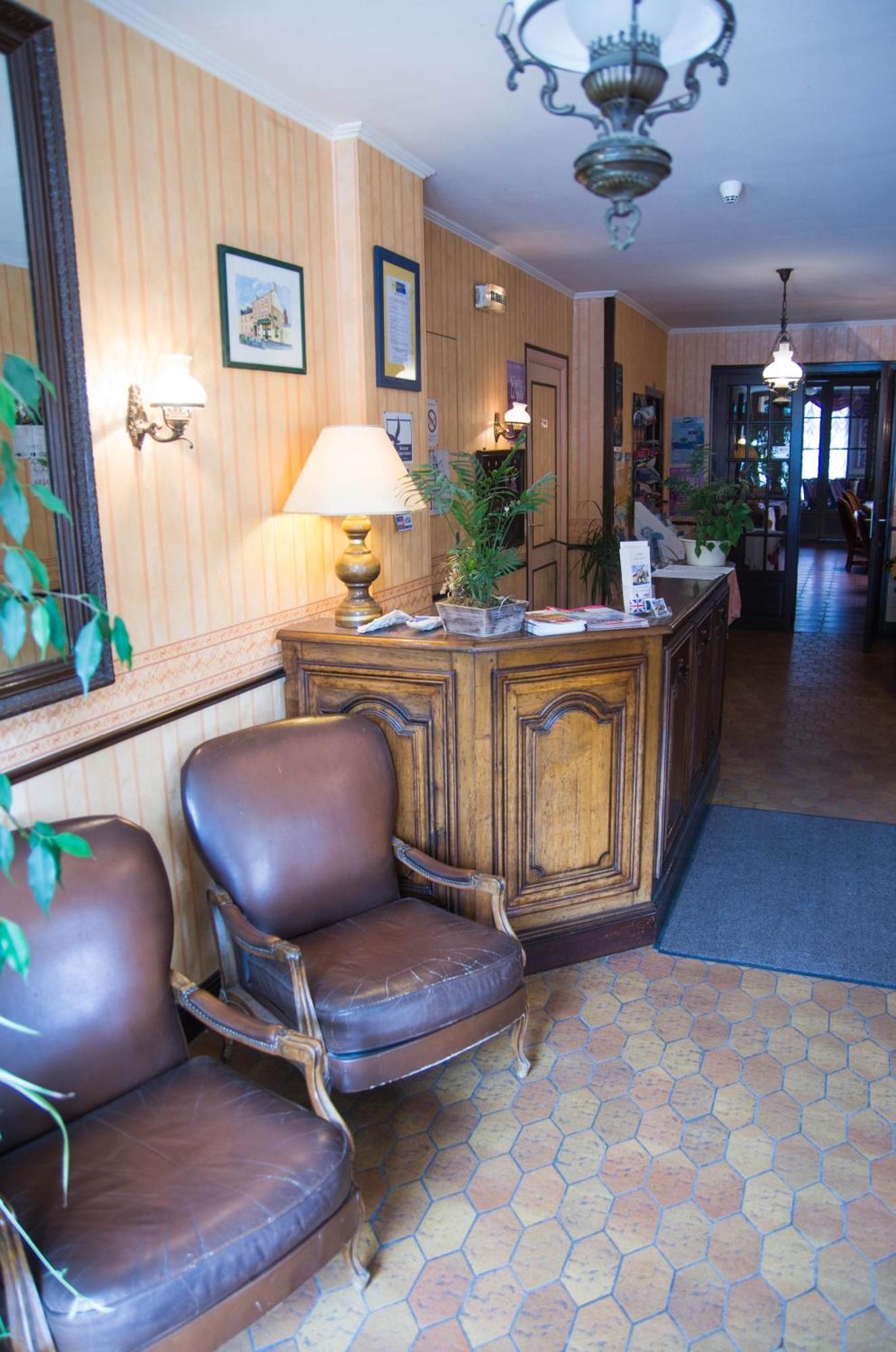 Hotel De La Gare Dol-de-Bretagne Bagian luar foto