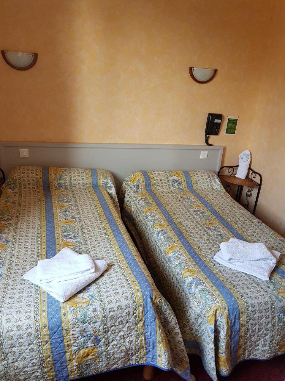 Hotel De La Gare Dol-de-Bretagne Bagian luar foto