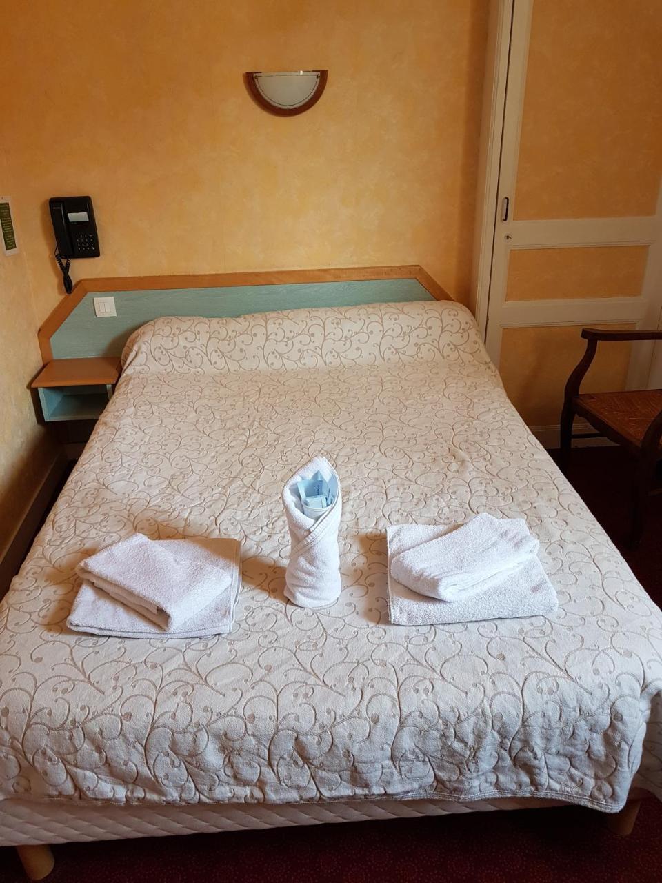 Hotel De La Gare Dol-de-Bretagne Bagian luar foto