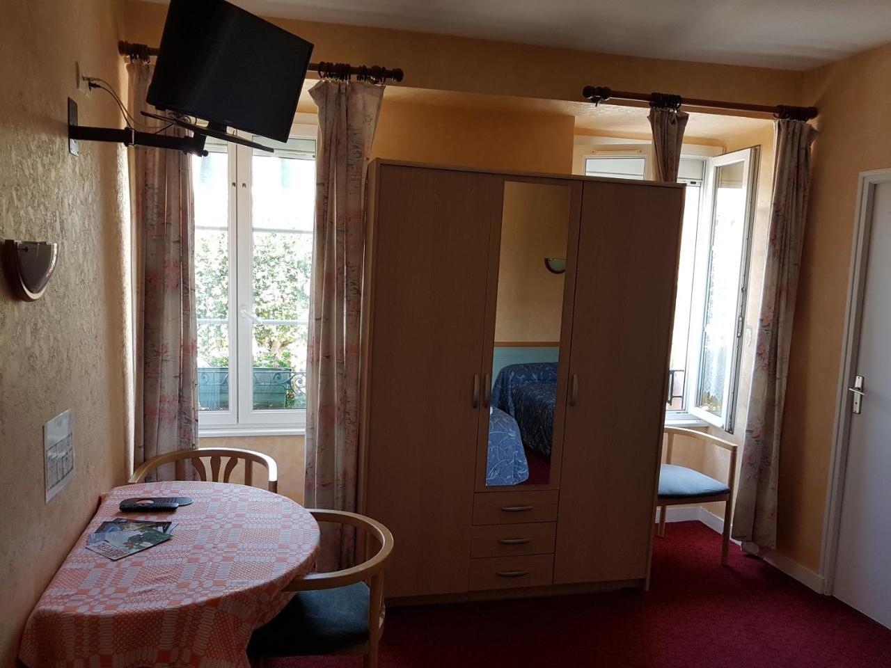 Hotel De La Gare Dol-de-Bretagne Bagian luar foto