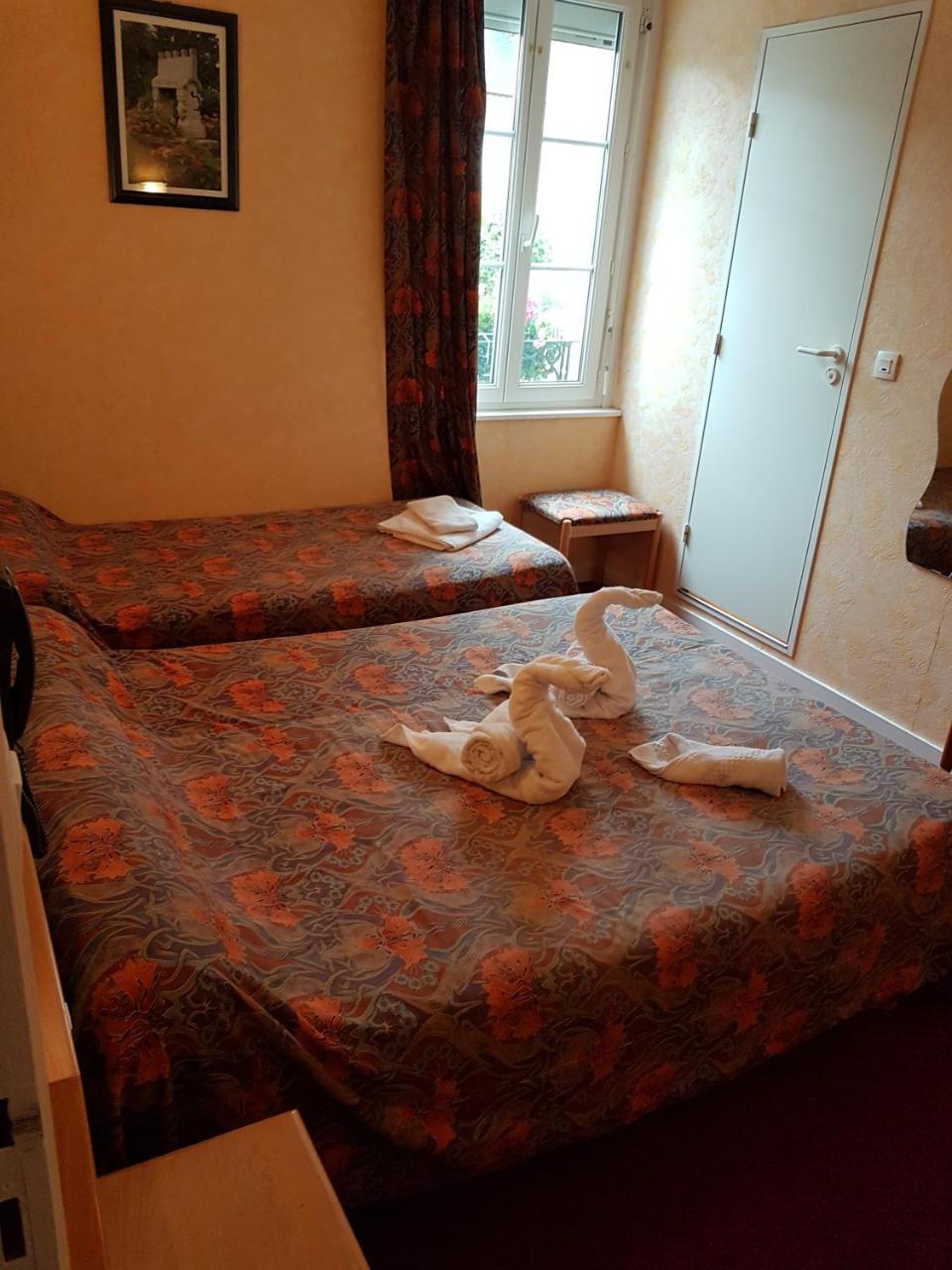 Hotel De La Gare Dol-de-Bretagne Bagian luar foto